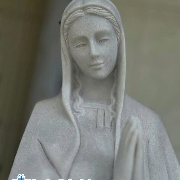 Tượng Đức Mẹ Núi Cúi bằng đá tự nhiên