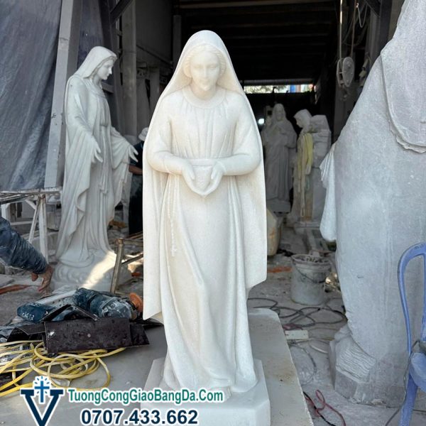 Tượng Đức Mẹ Người Nghèo bằng đá trắng tự nhiên nguyên khối (ĐMNN01)